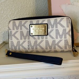 Wristlet wallet